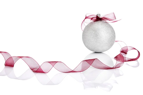 Srebrna piłka Boże Narodzenie z kokardą — Zdjęcie stockowe