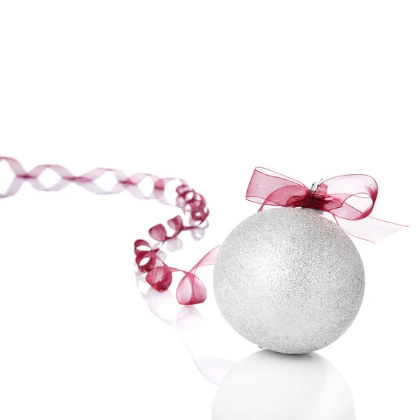 Silberne Weihnachtskugel mit Schleife — Stockfoto