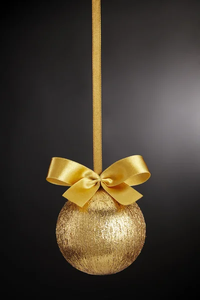 Gold-Weihnachtskugel — Stockfoto