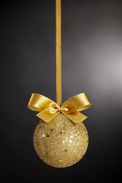 Gold-Weihnachtskugel — Stockfoto