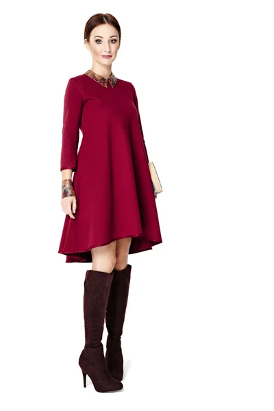 Vacker kvinna i rödvin klänning — Stockfoto