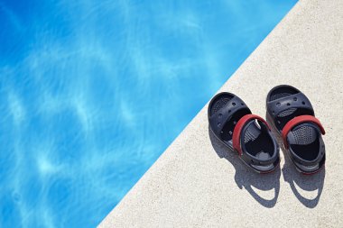 Bebek sandalet yüzme havuzunda