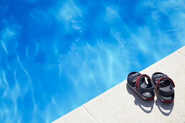 Sandales bébé à la piscine — Photo