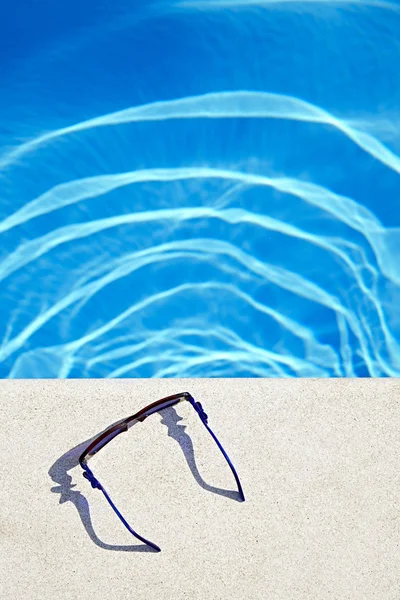 スイミング プールでのサングラス — ストック写真