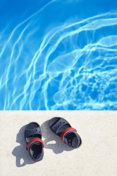 Sandales à la piscine — Photo