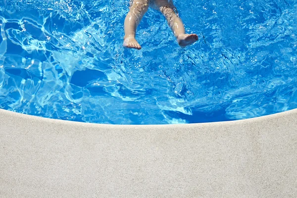 Jambes de bébé dans la piscine — Photo