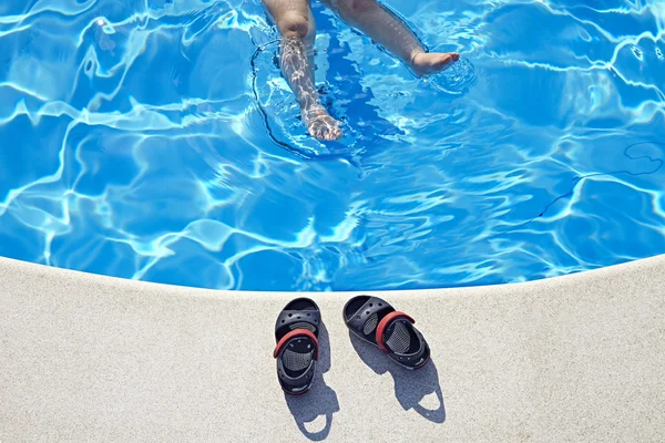 Jambes et sandales à la piscine — Photo