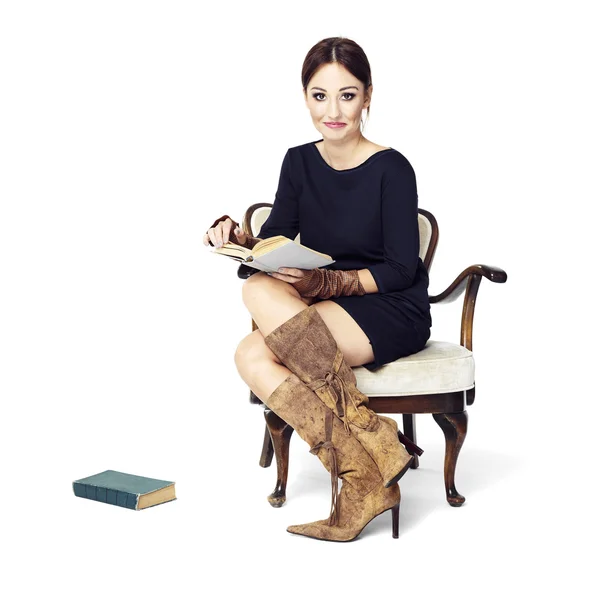 Mujer atractiva leyendo un libro — Foto de Stock