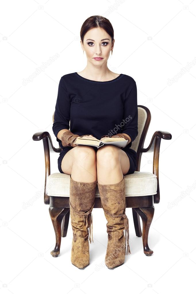 седит. правильная поза сидя за компьютером. человек сидит с прямой спиной. человек на стуле. сидит на унитазе.