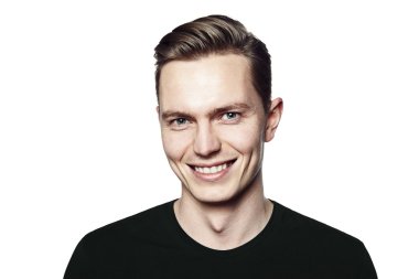 Kameraya gülümseyen genç adam portresi