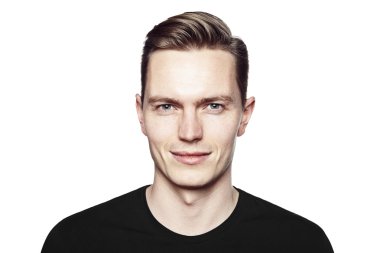 Nazik bir gülümseme ile yakışıklı adam