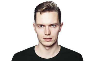 Kameraya bakan dalgın adam portresi