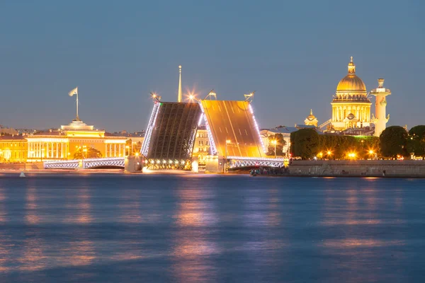 Beautiful view of the drawn Palace Bridge in St. Petersburg — Stock Photo, Image