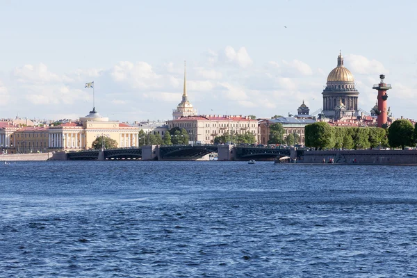 Uitzicht op St. Isaac's Cathedral en de Admiraliteit in Sankt-Pterbur — Stockfoto