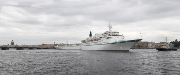 St. Petersburg, Rusya Federasyonu-Temmuz 17: cruise feribot yelken Petersburg'dan gelen Helsinki, Rusya Federasyonu-Juli 17 2015. — Stok fotoğraf