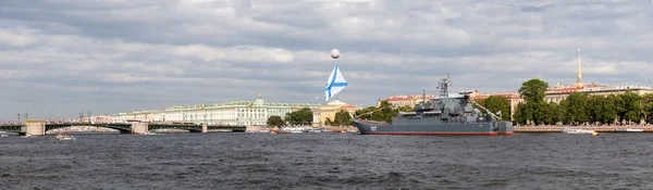 Saint-Petersburg, Rusya Federasyonu-26 Ağustos, 2015: Rus deniz kuvvetleri askeri gemi Neva Nehri üzerinde demirleyen. 