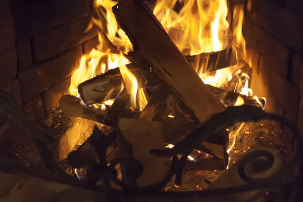 Крупним планом дрова, що горять у вогні — стокове фото