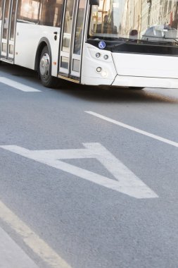 ayrılmış şeridinde giden otobüs