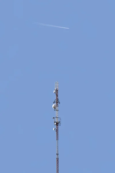 Telecommunicatie toren op blauwe lucht achtergrond. — Stockfoto