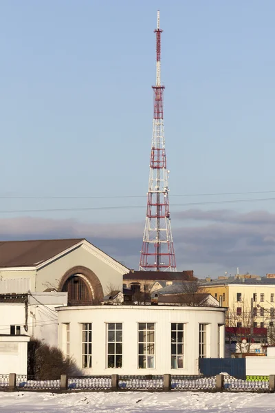 Telekomunikační věž na modrém pozadí oblohy. — Stock fotografie