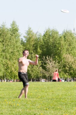 Sankt-Petereburg, Rusya-15 Mayıs 2016: Park bir tabak adam çalış.