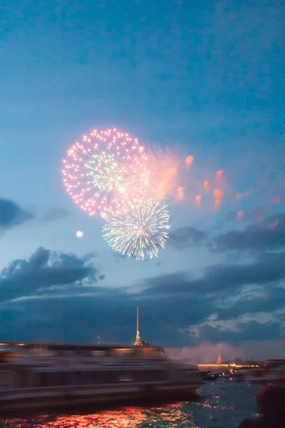 Mooie salute over de rivier de Neva in de stad van St. Petersburg — Stockfoto