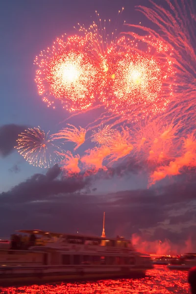 Mooie salute over de rivier de Neva in de stad van St. Petersburg — Stockfoto