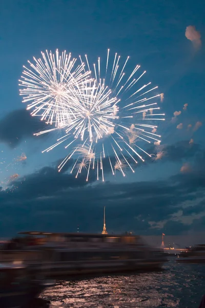 Mooie salute over de rivier de Neva in de stad van St. Petersburg — Stockfoto