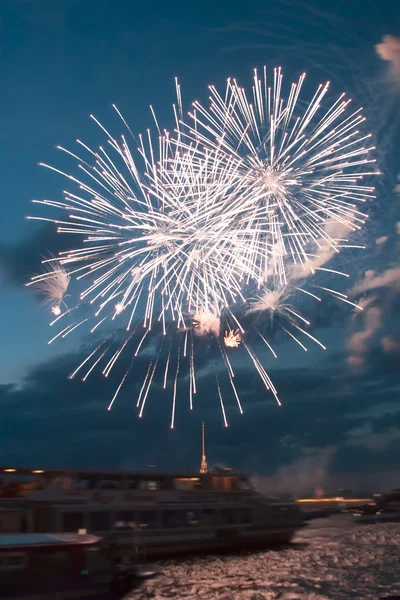 Mooie salute over de rivier de Neva in de stad van St. Petersburg — Stockfoto