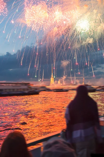 Mooie salute over de rivier de Neva in de stad van St. Petersburg — Stockfoto