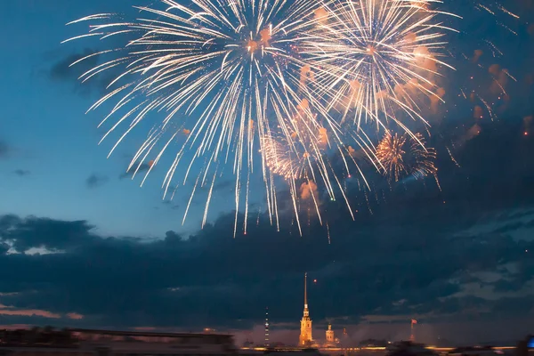 Mooie salute over de rivier de Neva in de stad van St. Petersburg — Stockfoto