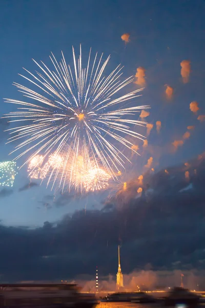 Mooie salute over de rivier de Neva in de stad van St. Petersburg — Stockfoto