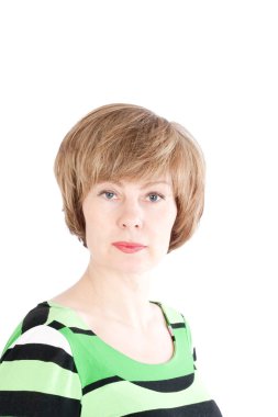 Beyaz arka planda genç bir kadının portresi