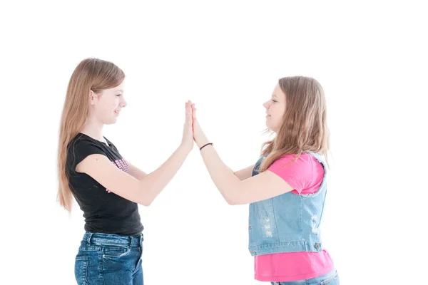 Zwei lächelnde junge schöne Mädchen — Stockfoto