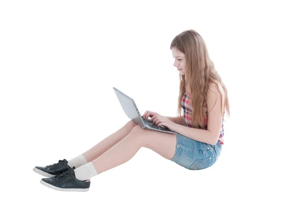 Retrato da menina bonita jovem que trabalha no computador — Fotografia de Stock