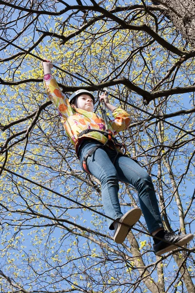 Flickan klättrar hinder av rope park — Stockfoto