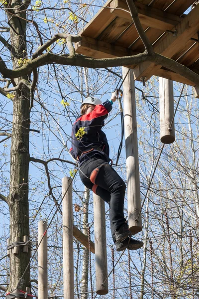 Flickan klättrar hinder av rope park — Stockfoto