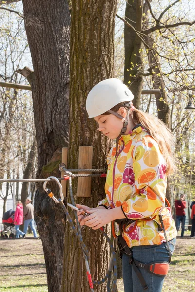 Dziewczyna wspina się przeszkód park linowy — Zdjęcie stockowe