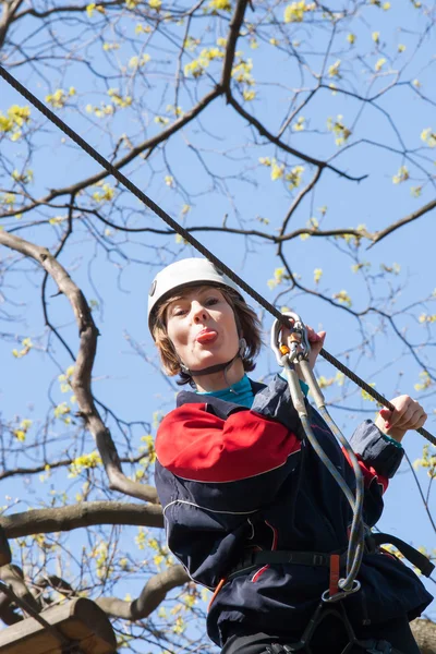 Flickan klättrar hinder av rope park — Stockfoto