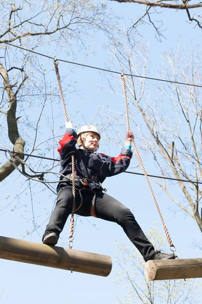 Flickan klättrar hinder av rope park — Stockfoto