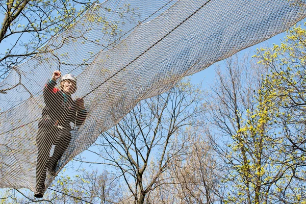 Flickan klättrar hinder av rope park — Stockfoto