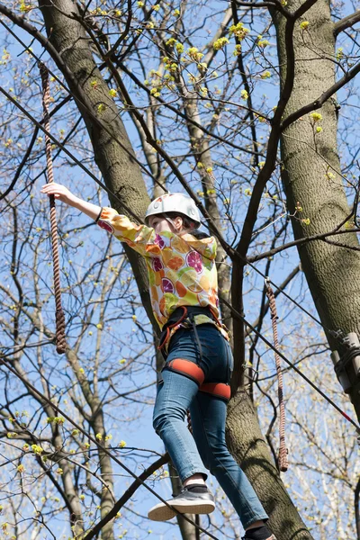 Flickan klättrar hinder av rope park — Stockfoto