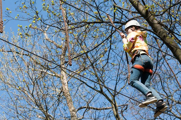 Flickan klättrar hinder av rope park — Stockfoto