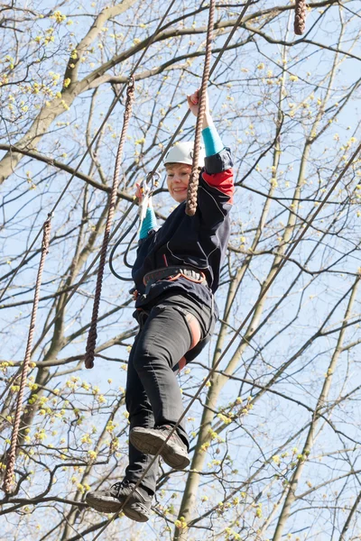 Flickan klättrar hinder av rope park — Stockfoto