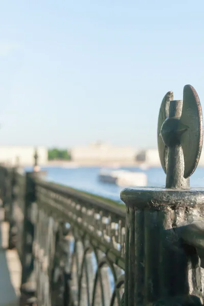 Vista do dique a cidade Sankt-Peterburg no dia de verão — Fotografia de Stock