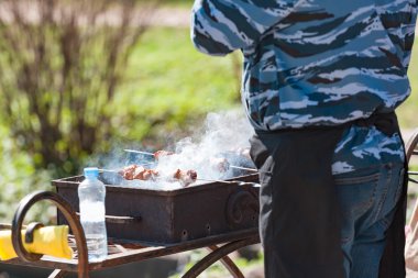 bir mangal üzerinde güzel yasaktır şiş kebap