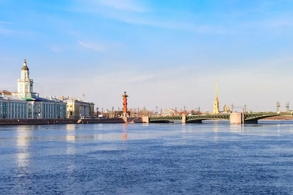 在夏季的一天中查看的路堤圣-圣彼得堡市 — 图库照片