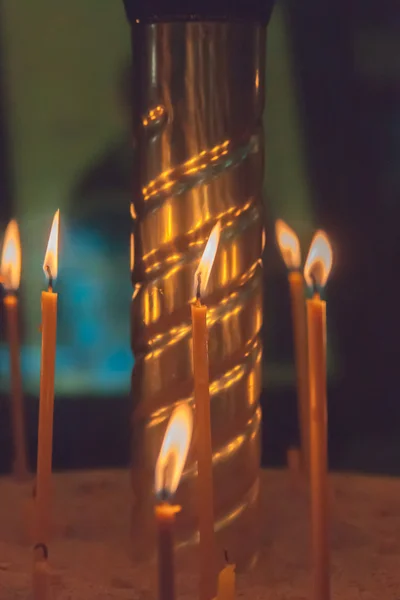 Зажженные свечи в церкви против — стоковое фото