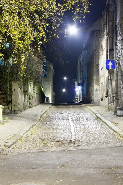 Bela vista da rua da cidade com árvores — Fotografia de Stock