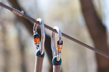 bir kablo tutturulmuş karabina